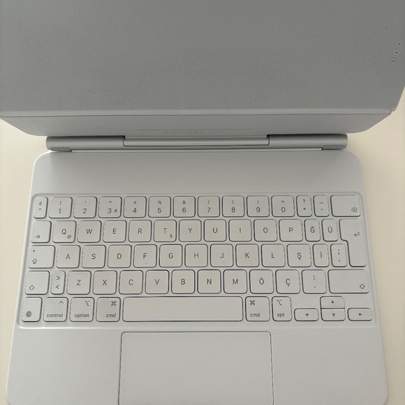 2 X APPLE Magic Keyboard for iPad 11'" and 13" - Picture 5 of 8